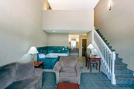 Deluxe King Loft Suite with Hot Tub