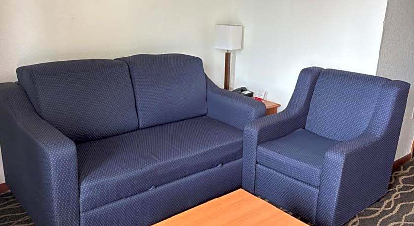 Econo Lodge Inn & Suites