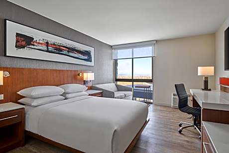 Queen Room with Roll-in Shower - Mobility Accessible