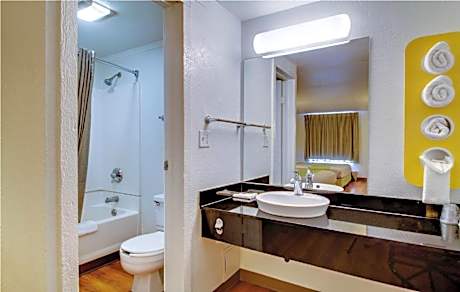 1 Queen Bed, Suite, Smoking