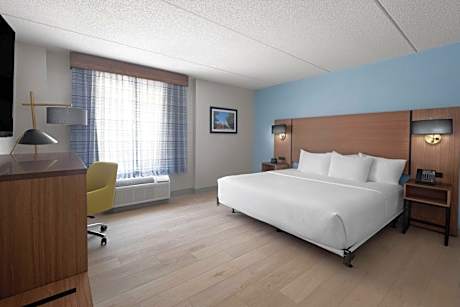 Deluxe King Room with One King Bed - Mobility Accessible/Non-Smoking