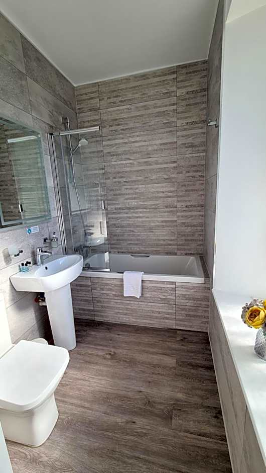 The Torland - Paignton Seafront - free parking, all rooms en-suite