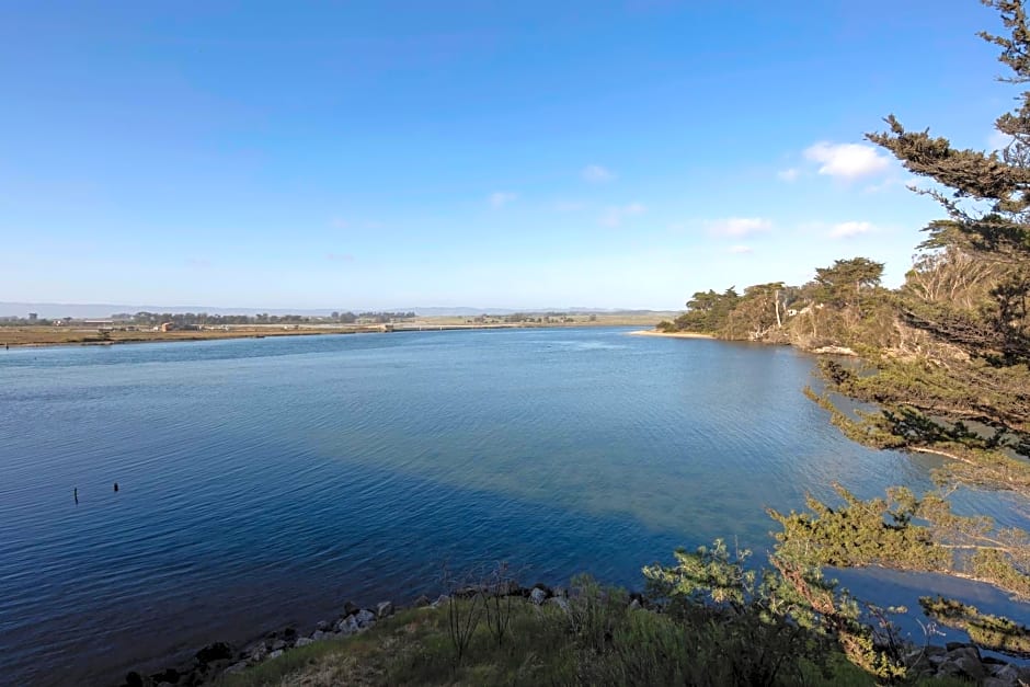 Inn At Moss Landing Point