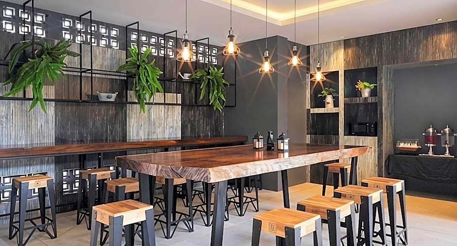 PRIME TOWN - Posh & Port Hotel PHUKET