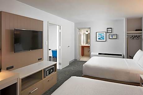 Suite, 2 Queen, Sofa bed, Oceanfront, High floor, Balcony