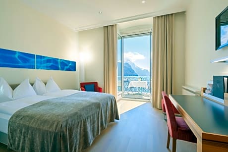 Superior Double Room with Queen-Size Bed and Lake View, with Balcony