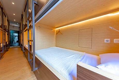 Single Bed in Mixed Dormitory Room