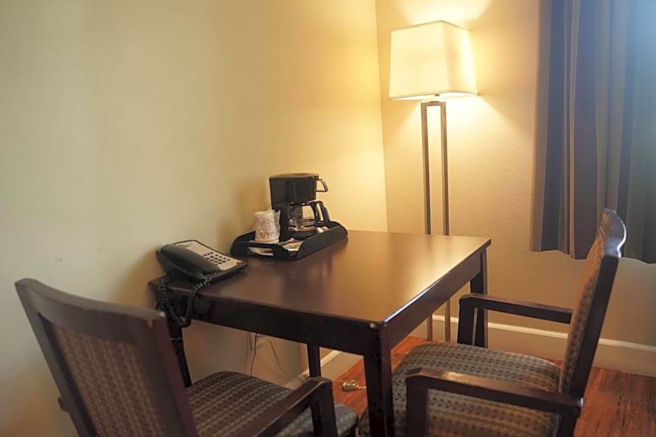 Harbor Inn & Suites