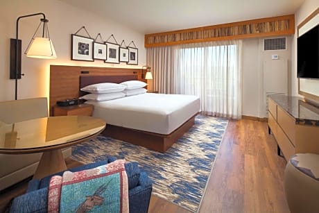 Deluxe Guest room, 1 King, Pool view