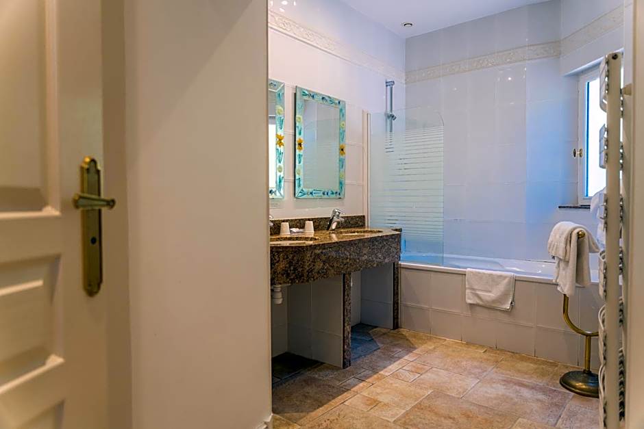 Hotel The Originals Château de Perigny