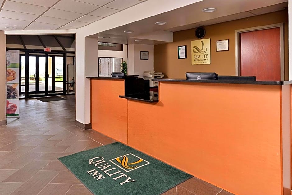 Quality Inn & Suites Matteson near I-57