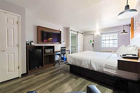 Deluxe King Room with Roll-In Shower - Mobility Accessible/Non-Smoking