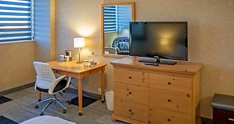 King Room with Roll-In Shower - Disability Access