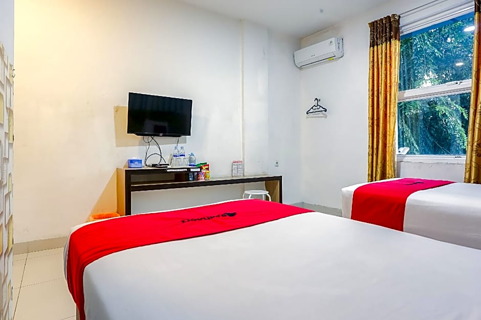 RedDoorz Plus @ Cemara Asri Medan