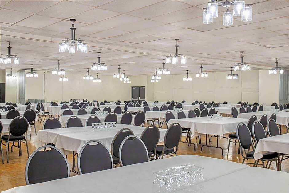 Days Inn & Conference Centre by Wyndham Camrose Norsemen