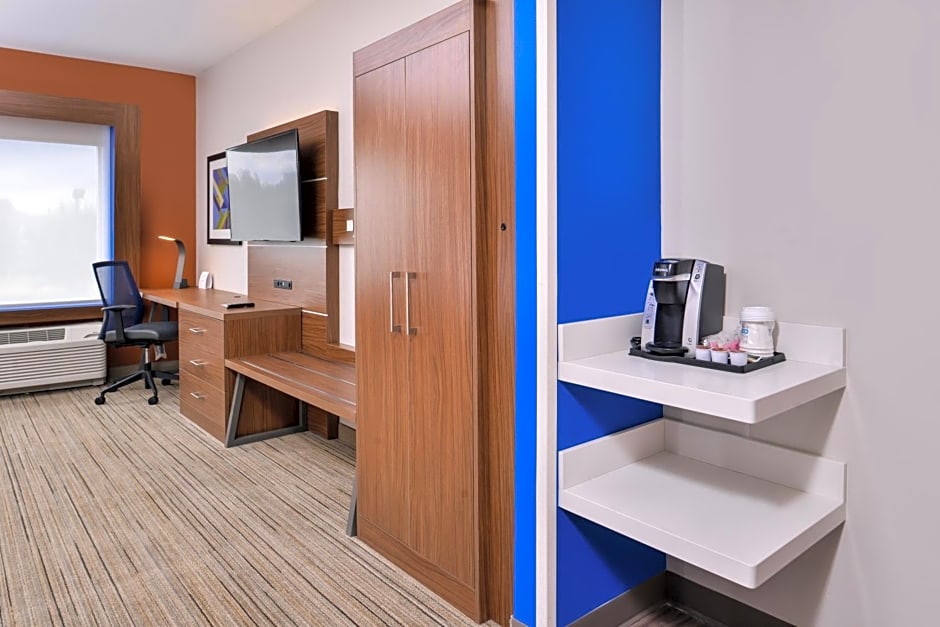 Holiday Inn Express & Suites Farmville By IHG