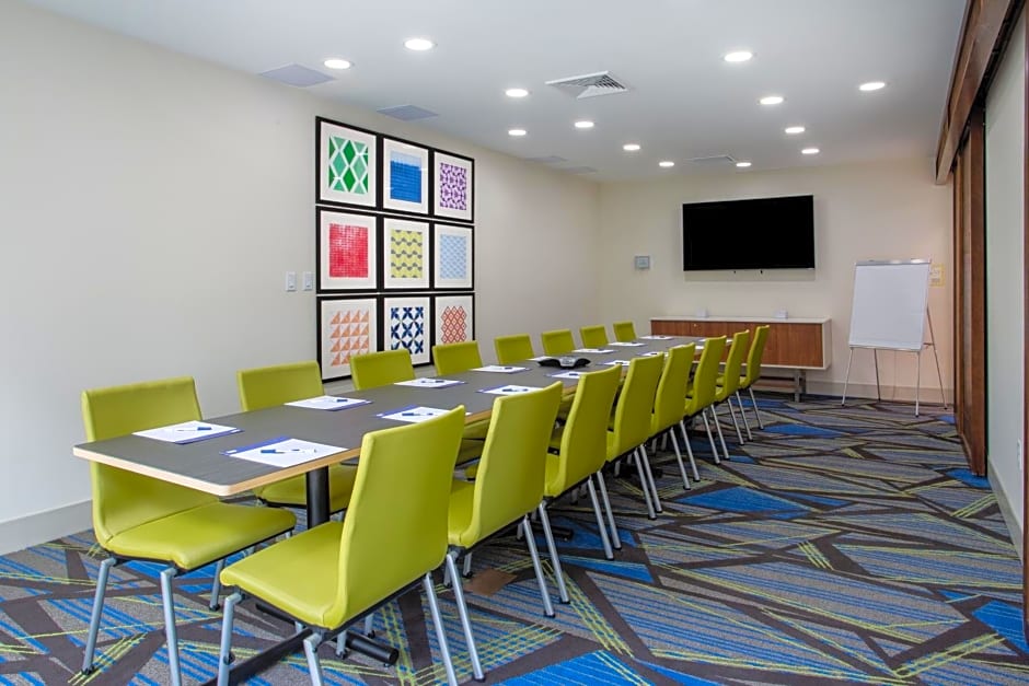Holiday Inn Express & Suites - Deland South by IHG