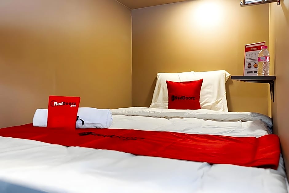 RedDoorz Hostel @ DI Panjaitan Simpang Lima