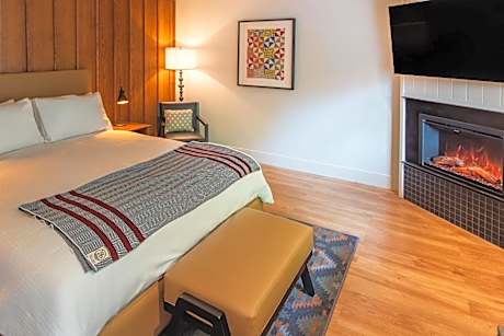 Majestic Glen with Fireplace