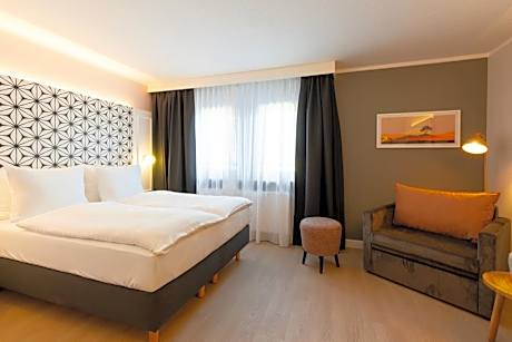 Standard Queen Room with Sofa Bed - Non-Smoking