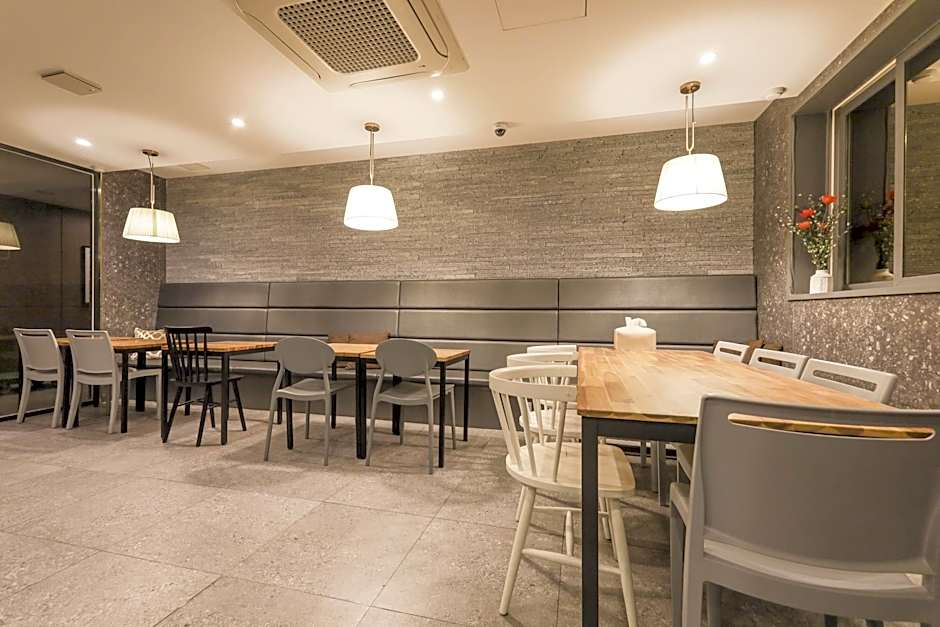 Brown-Dot Hotel Gupo
