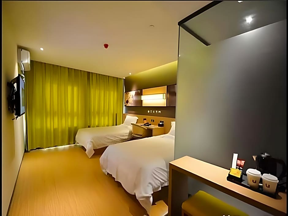 IU Hotel Zhengzhou Xinzheng Sias International University Branch