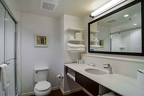 1 King Mobility Access With Tub Nonsmoking