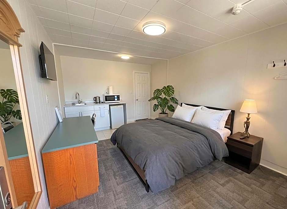 6267 Persepolis Inn