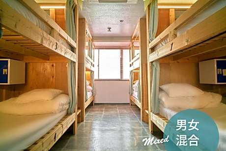 10-Bed Mixed Dormitory Room with Shared Bathroom