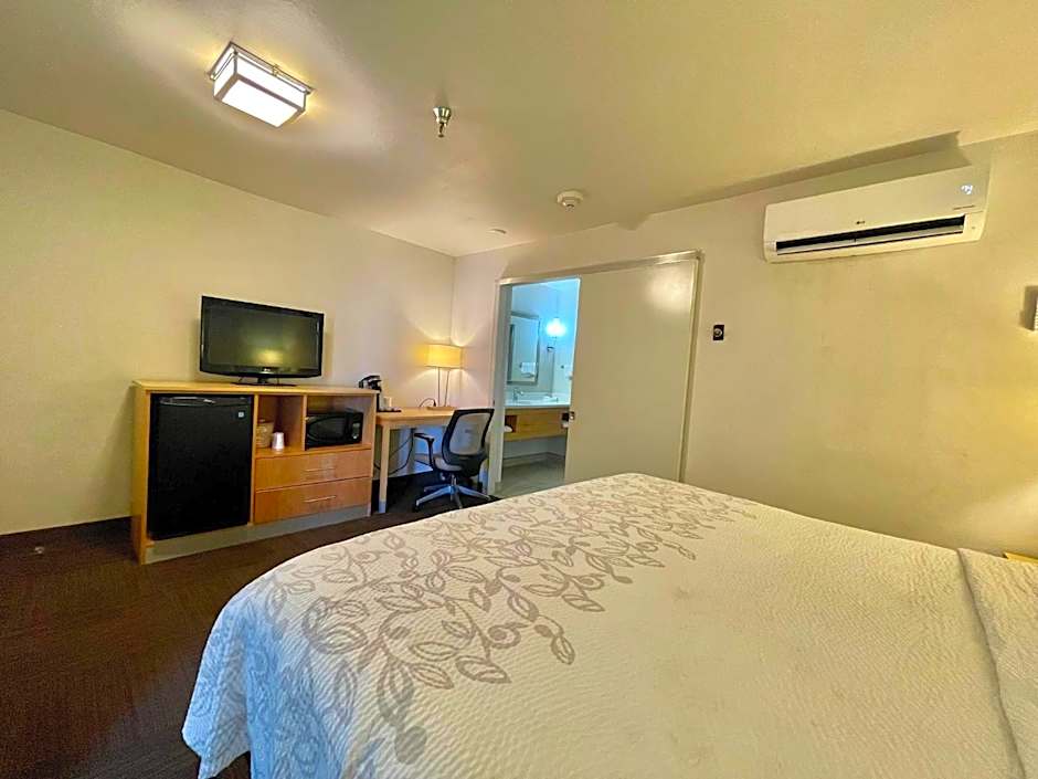 Red Roof PLUS+ & Suites Tampa