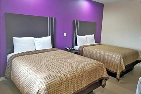 2 Queen Beds Smoking with Kitchenette