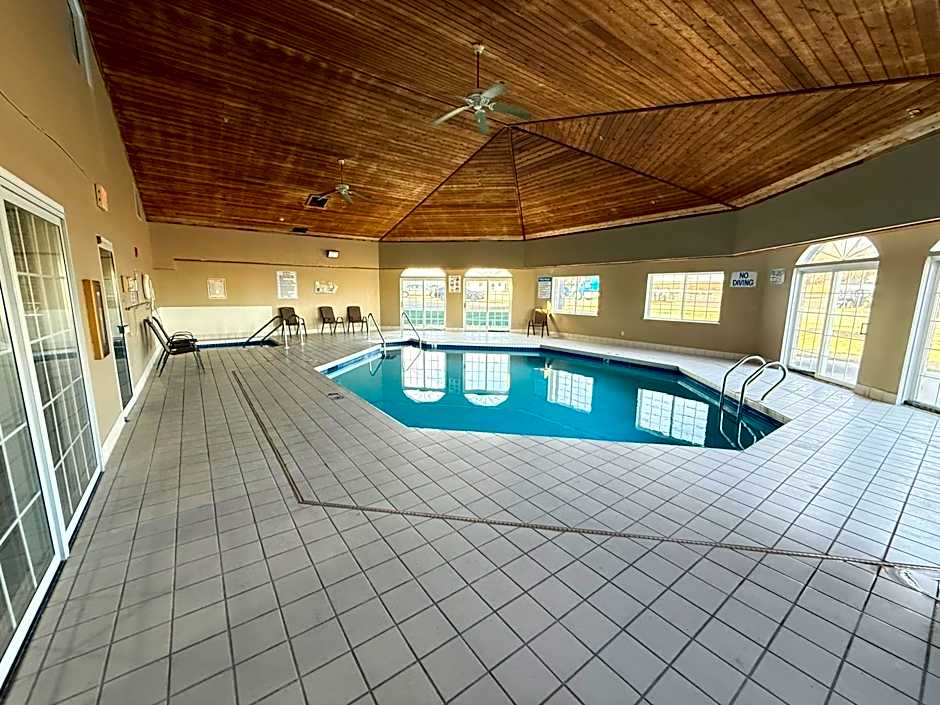 Super 8 by Wyndham Reedsburg