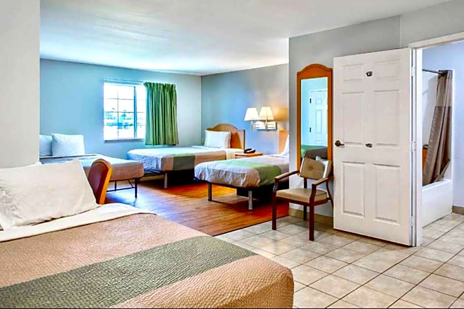 OYO Hotel Sulphur Kitchenette Daily Weekly Stays