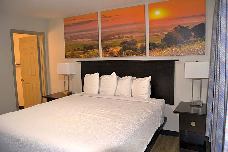 Days Inn and Suites by Wyndham Sikeston