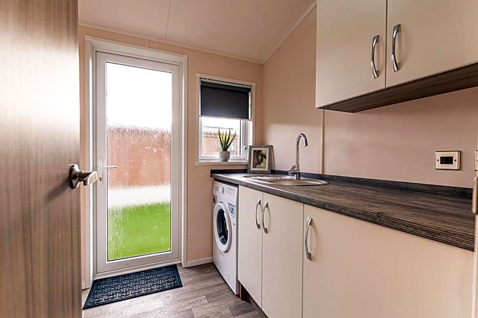 Woodpecker Lodge with Hot Tub