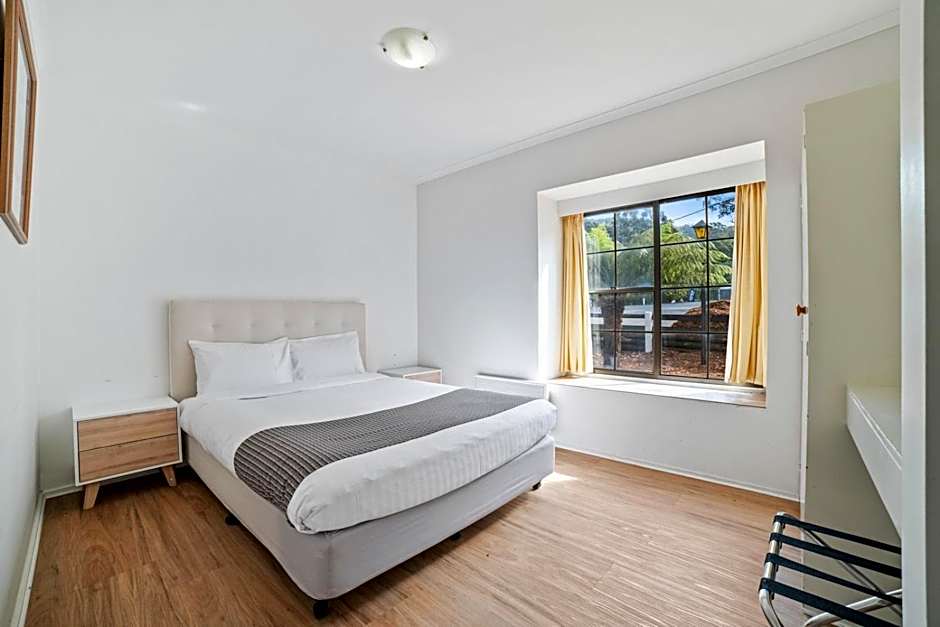 The Fox and Hounds Historic Hotel