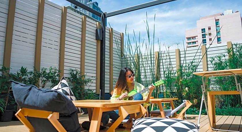 Kinnon Deluxe Hostel Coworking Cafe