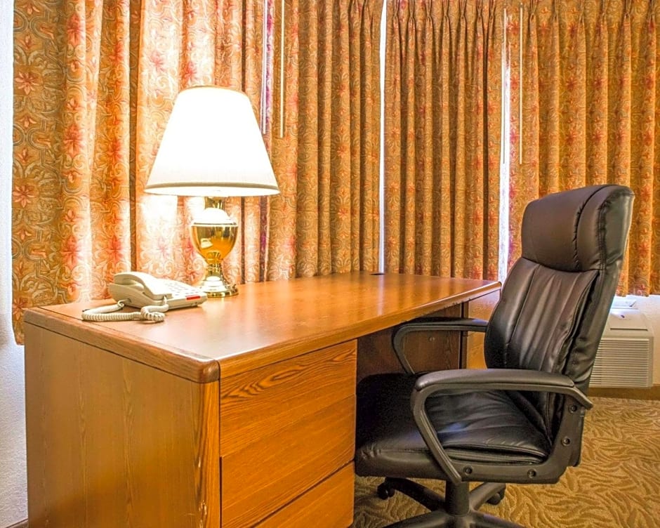 Econo Lodge Inn & Suites Stevens Point