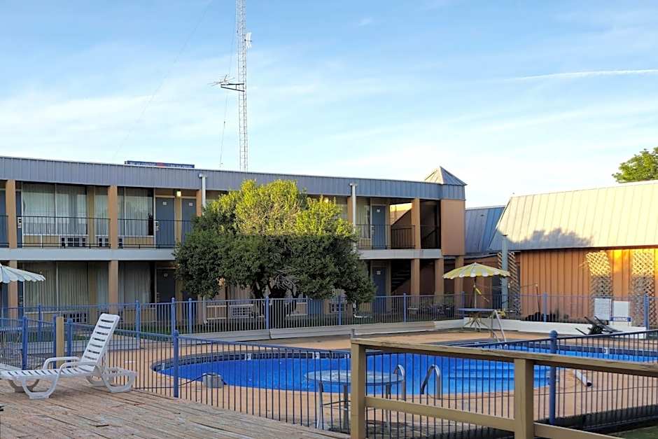 Castle Inn & Suites by OYO Lawton