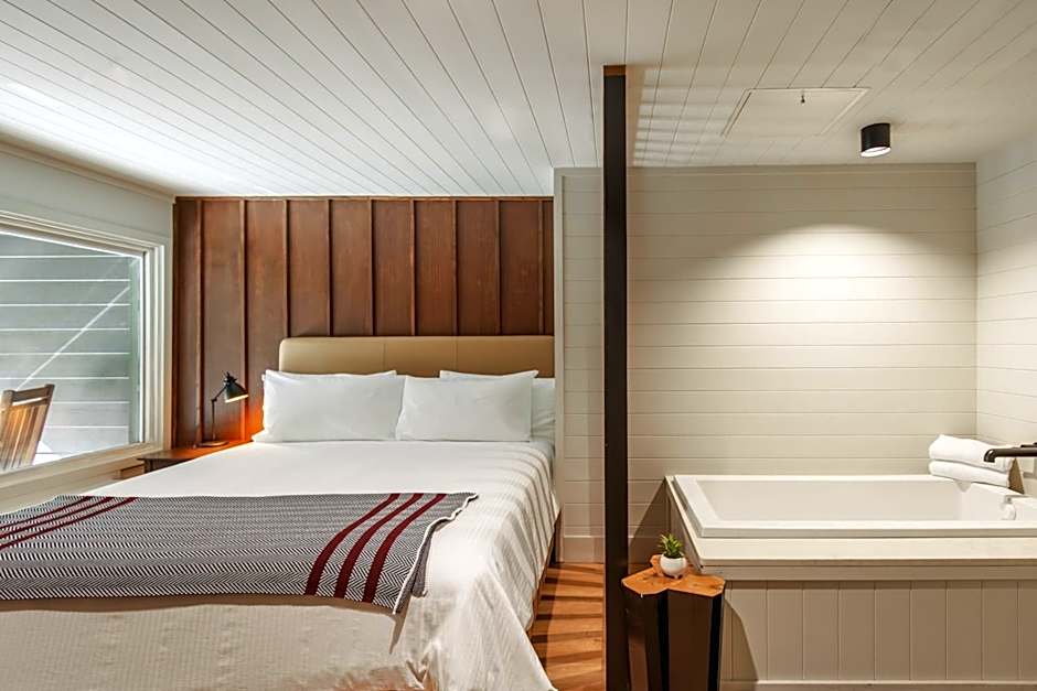 Historic Rocky Waters Inn, A Small Luxury Hotel