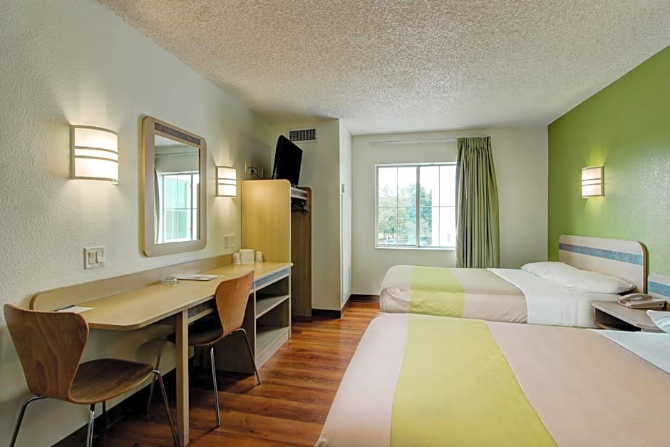 Super 8 by Wyndham Aurora East