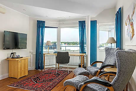 Suite with Queen Bed and Balcony - Non-Smoking