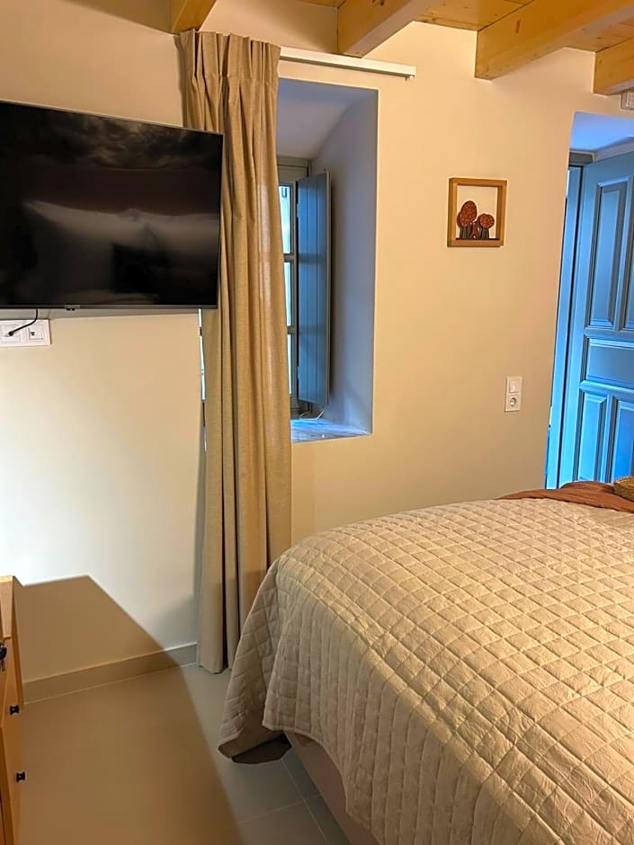 Living Yard Acropolis