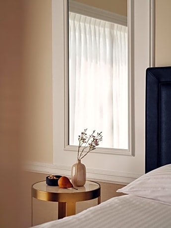 Superior King Room with City View