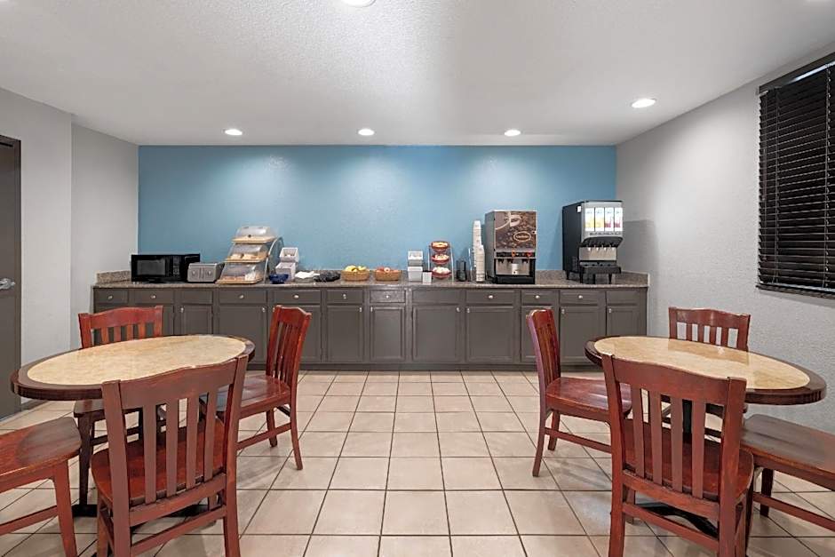 Days Inn by Wyndham College Park Airport Best Road