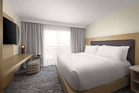 1 King 2 Room Balcony Ste Hearing Accessible