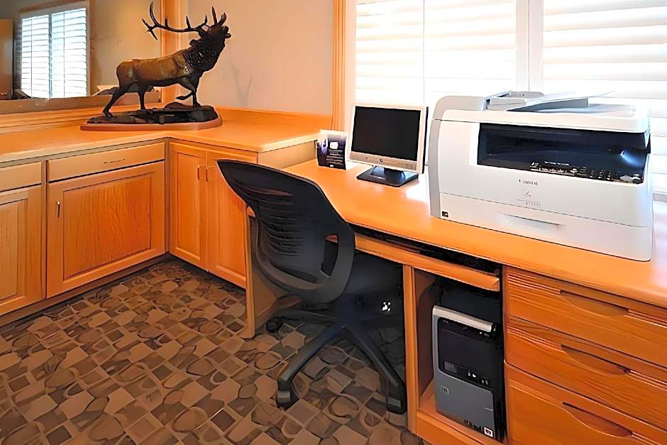 Econo Lodge Inn & Suites Vernal near Dinosaur Monument