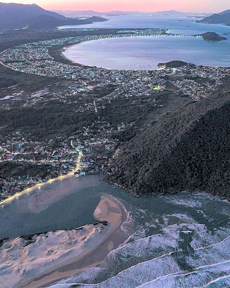 Ampla Casa com Piscina Ponta do Papagaio - PLH005