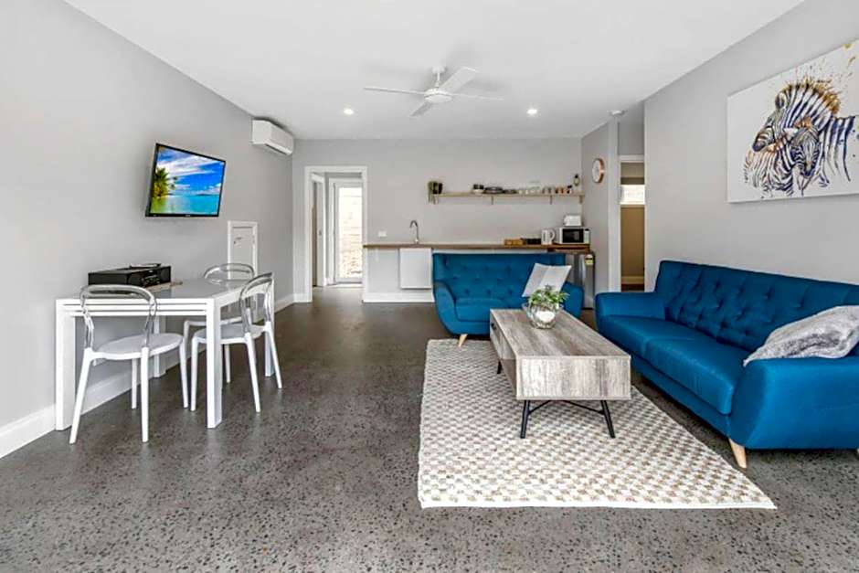 HALE KUPA Rye Beach House Spa Table Tennis