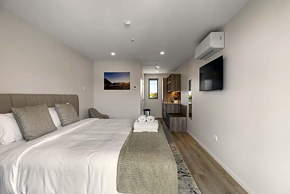 Photo 1 of 14 of Deluxe 1 Queen Bed